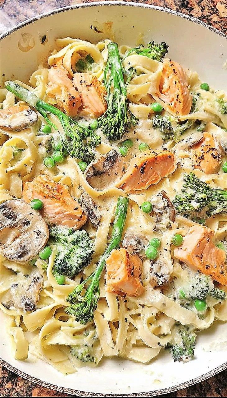 Salmon Pasta with Broccolini and Lemon Alfredo 93 Salmon Pasta with Broccolini and Lemon Alfredo